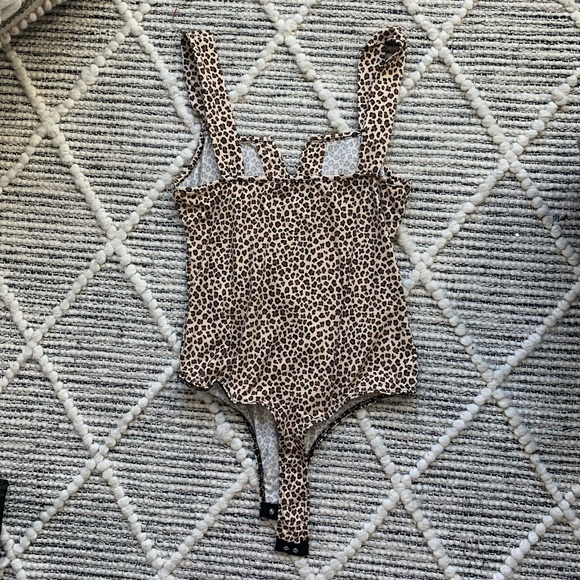 VESTIQUE LEOPARD PRINT BODYSUIT SIZE SMALL - Picture 3 of 3